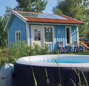 Gäststuga med vacker utsikt bastu, bubbelpool och gratis parkering, guesthouse with nice view close to Limmared with sauna, whirlpool and free parking!
